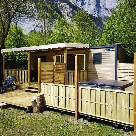 Camping Le Colporteur Hotel Le Bourg-d'Oisans Bagian luar foto