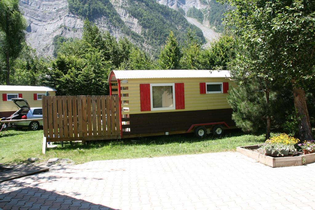 Camping Le Colporteur Hotel Le Bourg-d'Oisans Bagian luar foto