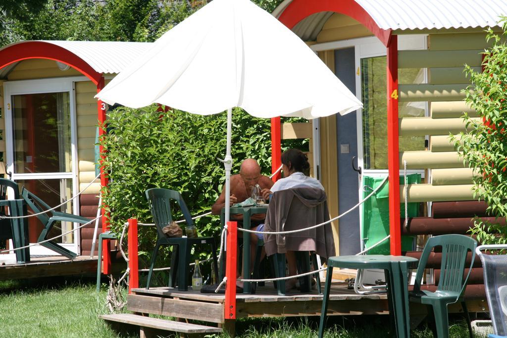 Camping Le Colporteur Hotel Le Bourg-d'Oisans Bagian luar foto